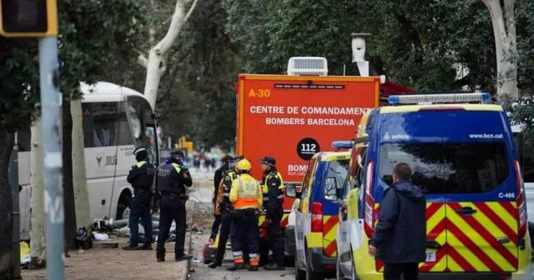 Incidente tra bus a Barcellona, coinvolta scolaresca italiana: una donna ferita gravemente
