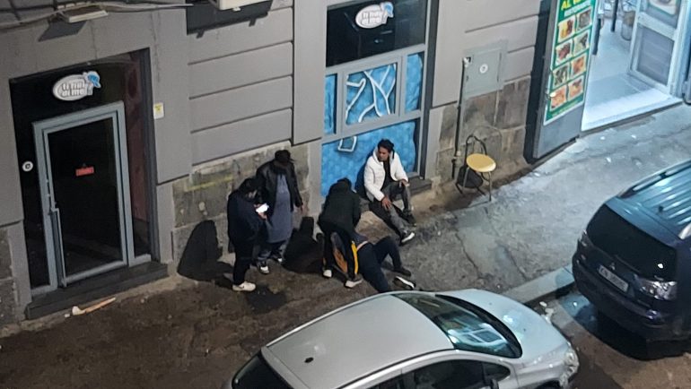 Rissa a colpi di sedie e tavolini all’esterno di un ristorante etnico vicino la Stazione di Napoli. Un uomo è rimasto ferito. L’appello di residenti e negozianti: ”Ogni sera è così