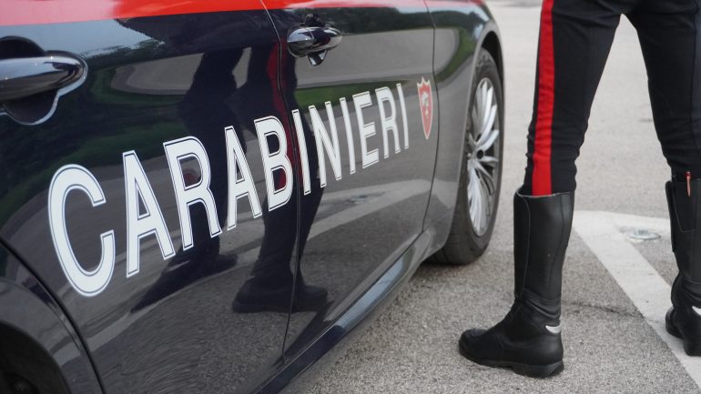 battipaglia, aggredisce commercianti