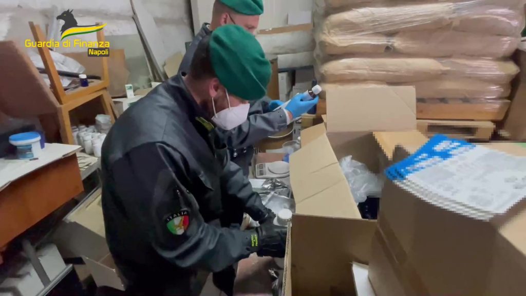 Torre Annunziata, blitz della Finanza contro un giro di fitofarmaci adulterati: 9 indagati e sequestri per 8 milioni