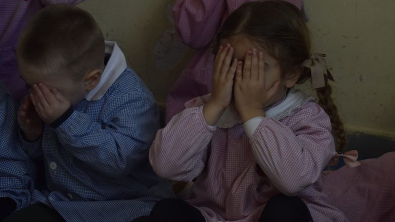 Laboratorio Teatrale nelle Scuole di Napoli: Lezione Aperta per Genitori e Figli sul “Filo delle Storie”