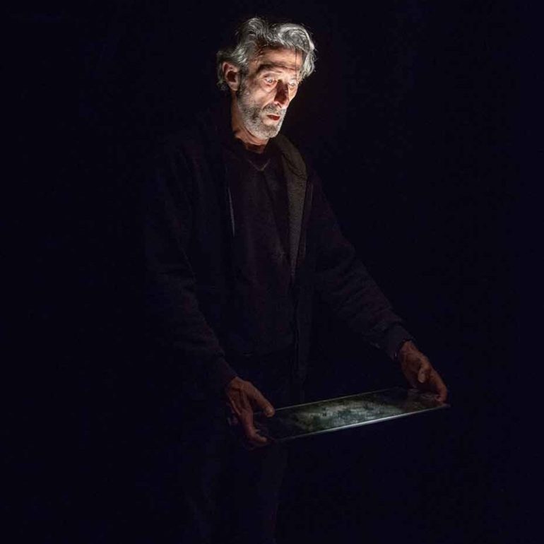 Sagoma – Monologo per luce sola, per e con Nando Paone: il 5 aprile in scena al Teatro Bolivar