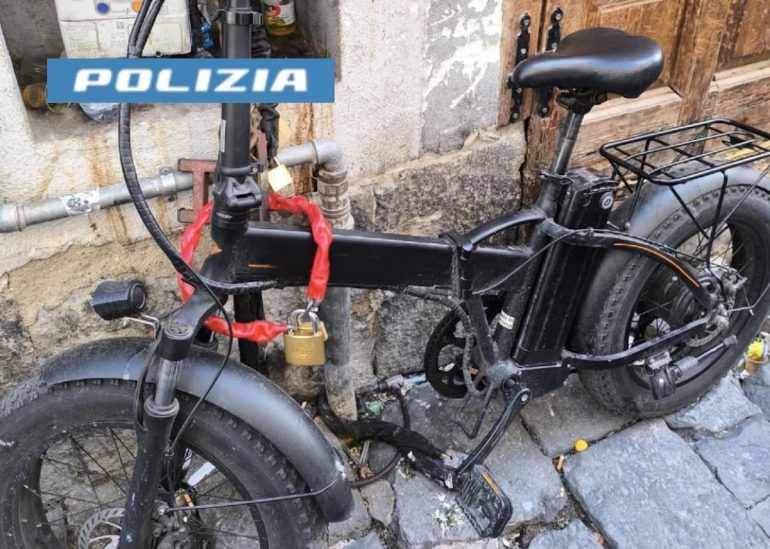 Napoli, ruba una bici in piazza Garibaldi
