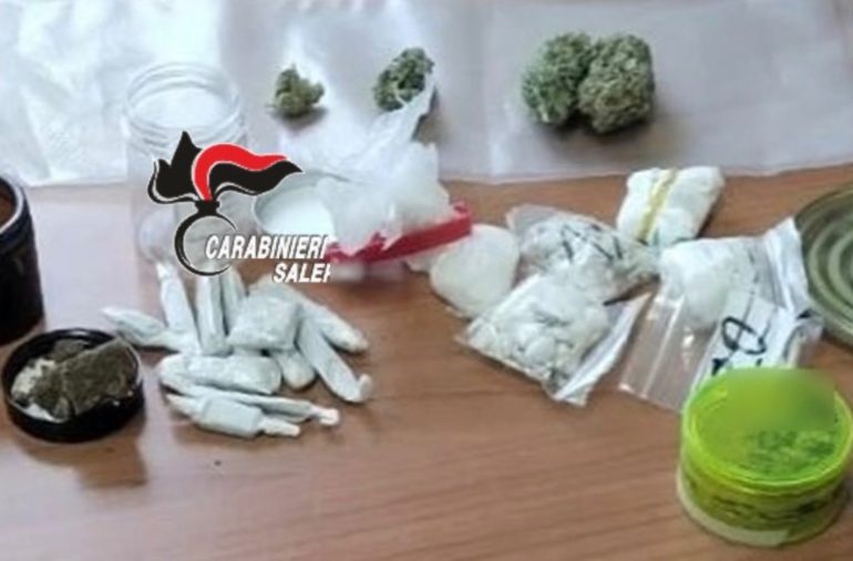 salerno, dai domiciliari continuava a spacciare