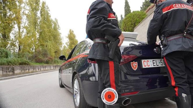 Tentano di rubare auto dal parcheggio di un supermercato: arrestati due uomini a Qualiano