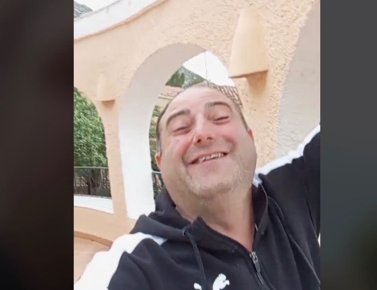 Il tiktoker Papusciello ricercato pubblica un video mentre mangia in un resort in Spagna