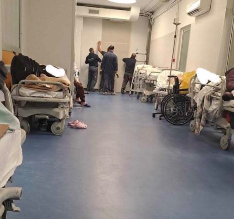 Emergenza al Cardarelli: pazienti nei corridoi, personale allo stremo. La denuncia: “Condizioni da ospedale da guerra”