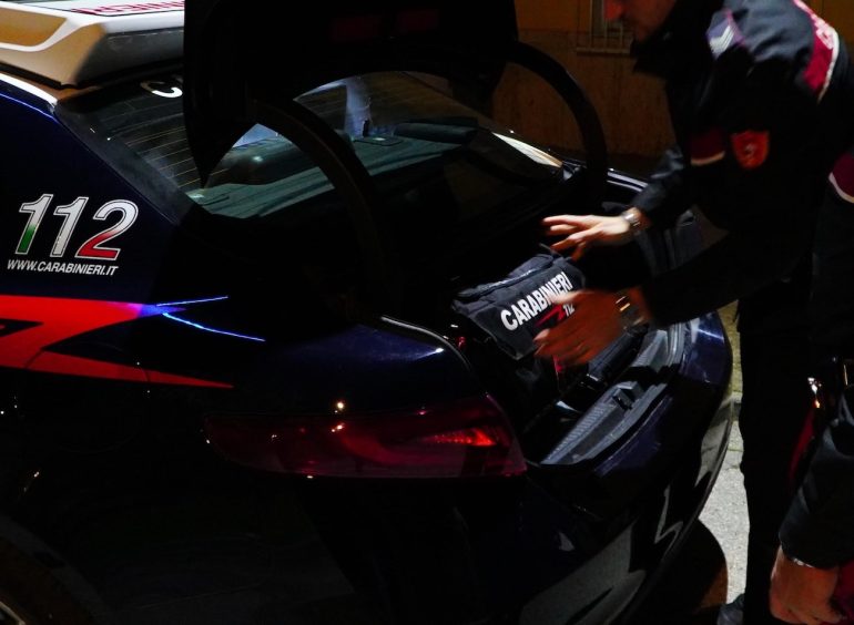 Mondragone, minorenne trovato con droga e coltello: denunciato