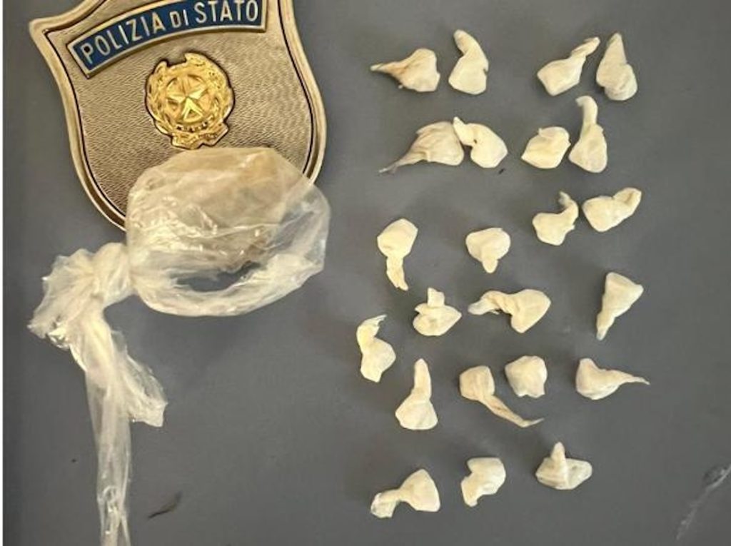 Napoli, 49enne arrestato a Ponticelli con 100 dosi di crack, cocaina e contanti