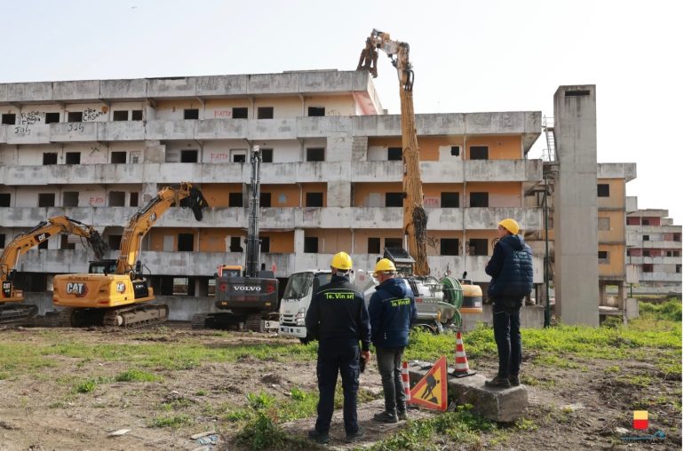 Napoli, demolizione della Vela Gialla a Scampia: il sindaco Manfredi, “Impegno mantenuto”