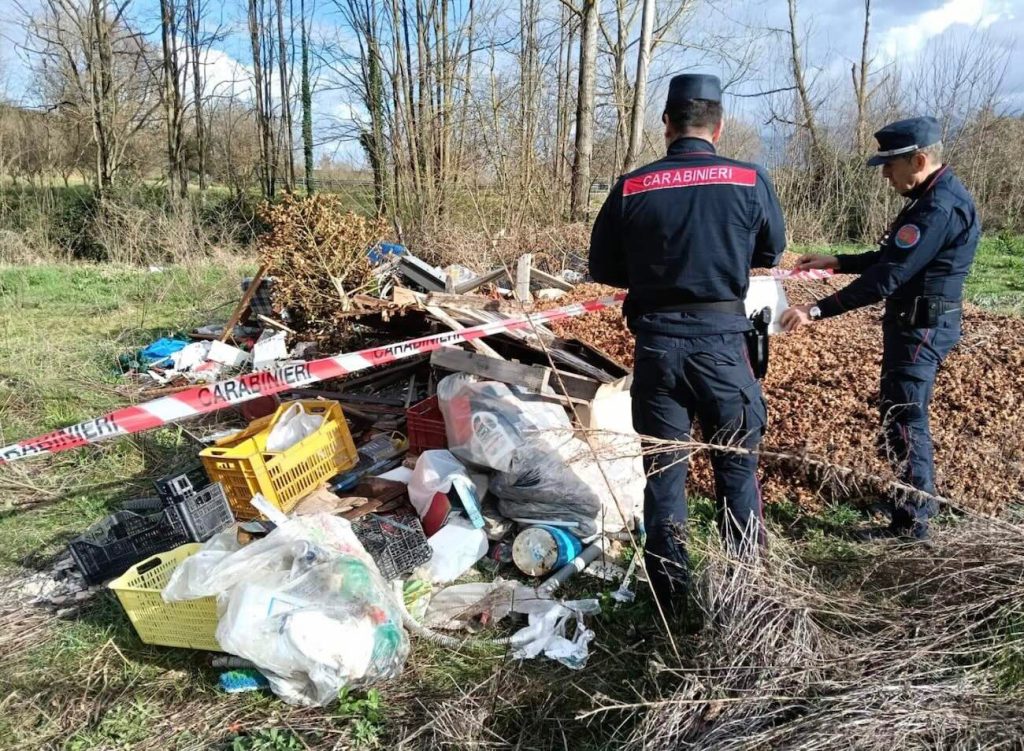 Scarti edili, pneumatici e rifiuti di ogni genere sversati in un terreno: denunciato il proprietario