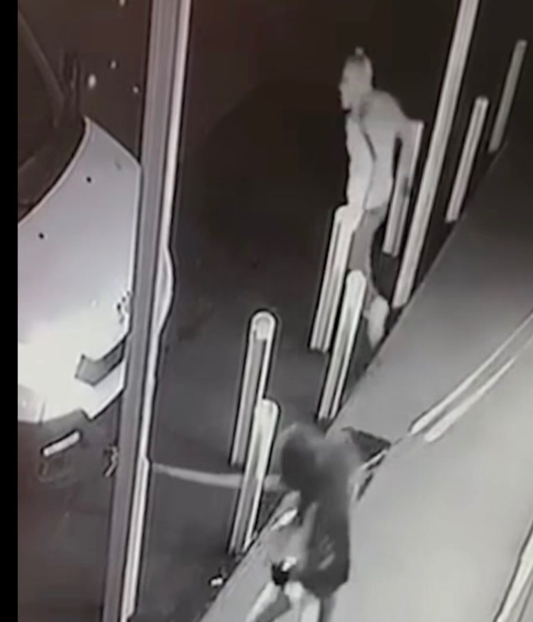 Frattamaggiore, al bar-tabacchi del Q8 i banditi abbattono le grate di protezioni con le corde legate al furgone