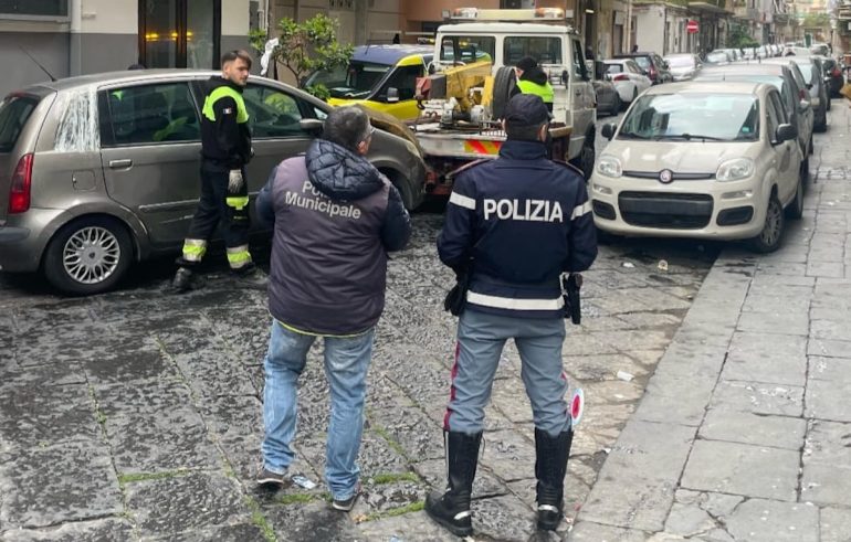 Napoli, rimossi veicoli abbandonati nella zona “Mercato – Case Nuove”