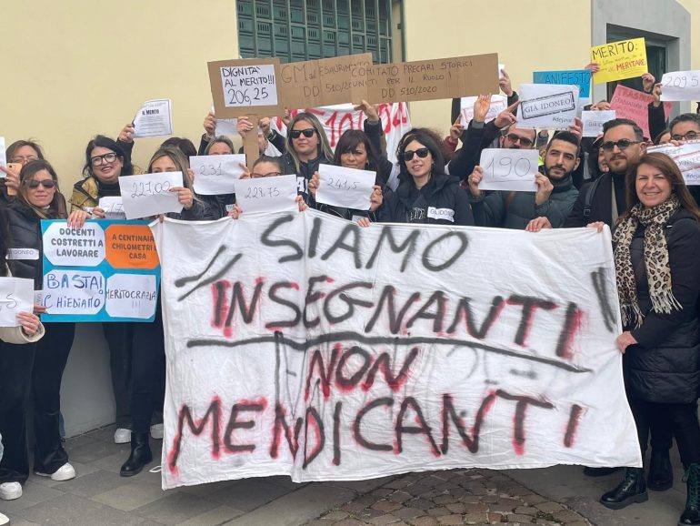 Manifestazione precari scuola davanti USR Campania