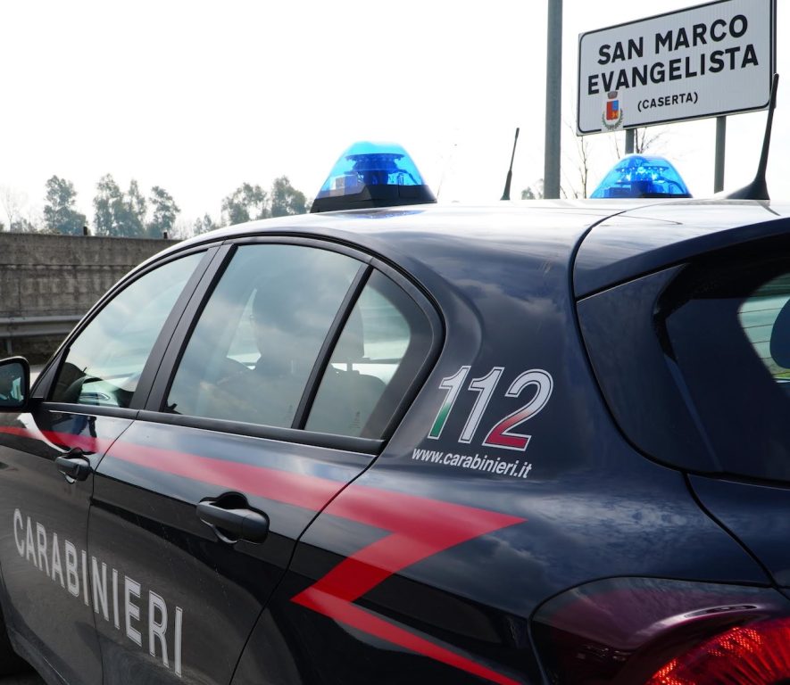 Caserta, ex dipendente armata di forbici e catena minaccia il datore di lavoro: arrestata 