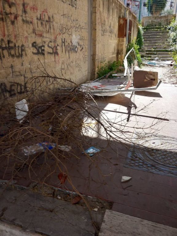 La doppia faccia del Serd di Ponticelli: dentro eccellenza, fuori degrado, rifiuti ed abbandono