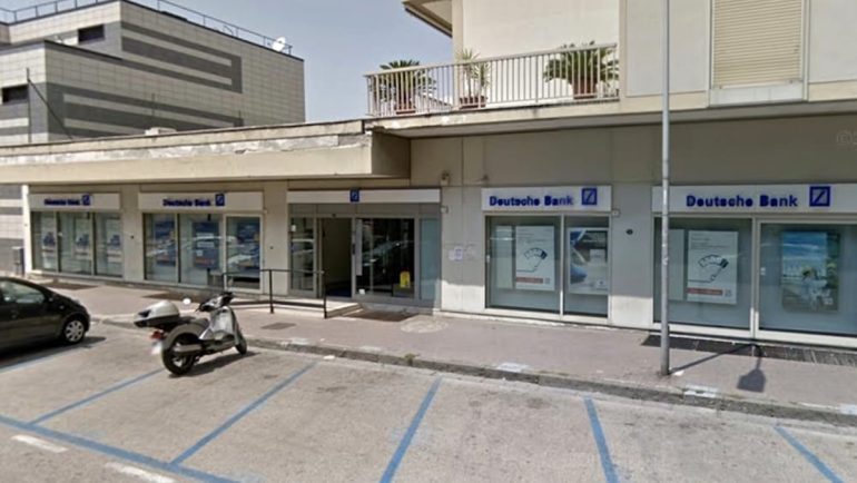Caserta, tentato furto in banca: inseguimento e scontro con la polizia, feriti due agenti