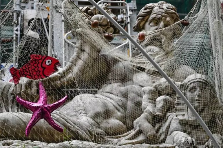 Napoli, flash mob per il “Mare libero”: rete da pesca sulla statua del Dio Nilo