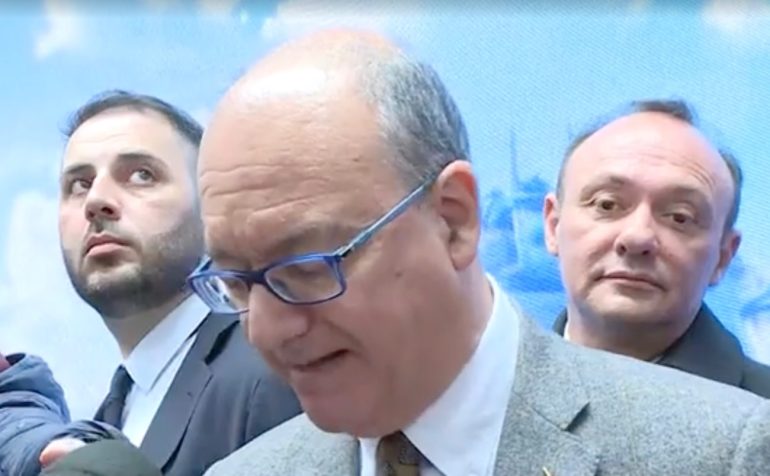 Busta con proiettile e lettera minatoria a Valditara