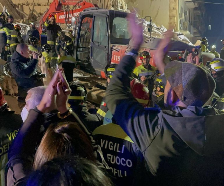 Il “miracolo” di Bari, Rosalia De Giosa trovata viva sotto le macerie dopo 24 ore