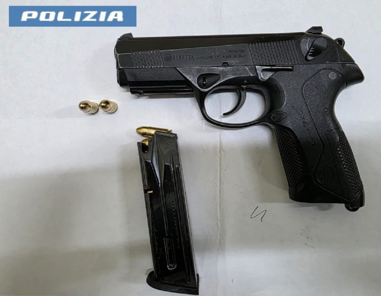 Napoli, puntano la pistola contro i Falchi: arrestati tre giovani al rione Sanità
