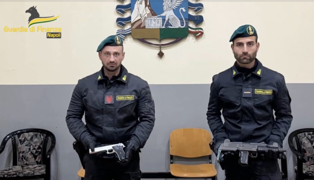 Napoli, arrestati due pregiudicati armati con mitragliatrice UZI e una pistola