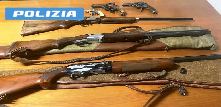 Nola, maxi sequestro di armi: 6 pistole e fucili rinvenuti dalla polizia