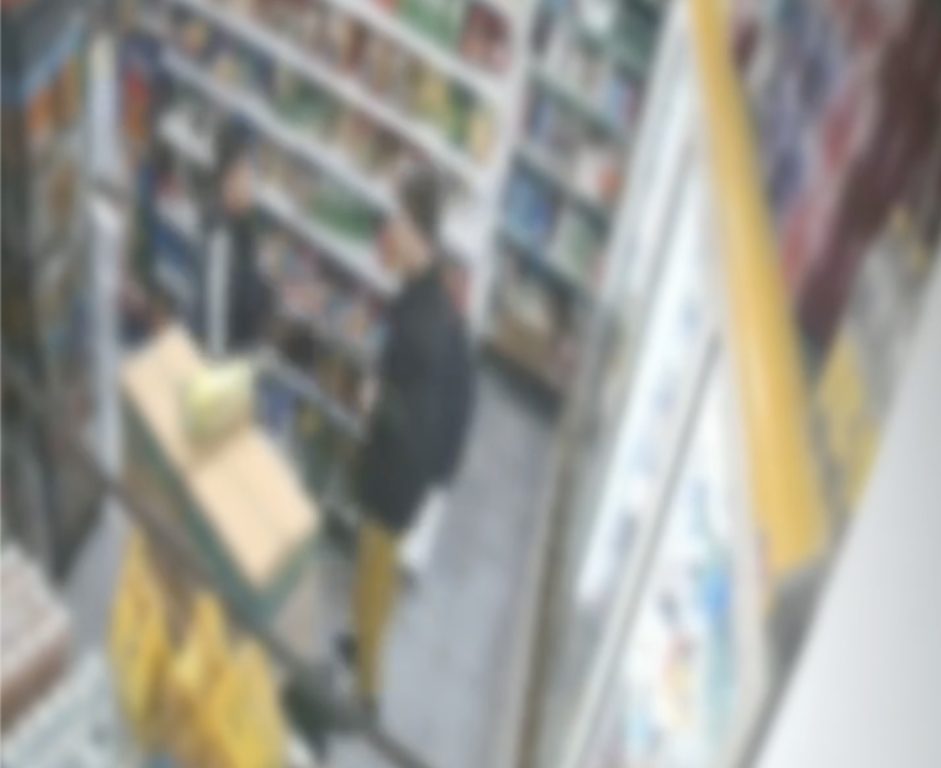 Napoli, baby gang assalta negozio nel Centro Storico: furti, insulti e aggressioni ai gestori