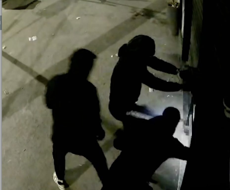 Napoli, banditi in una tabaccheria a Corso Secondigliano: ripresi dalle telecamere