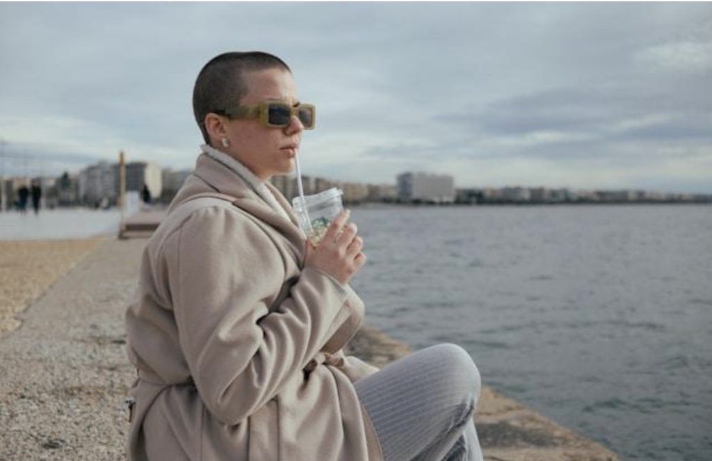 Blazer e sneakers: un abbinamento inaspettato per un look casual-chic