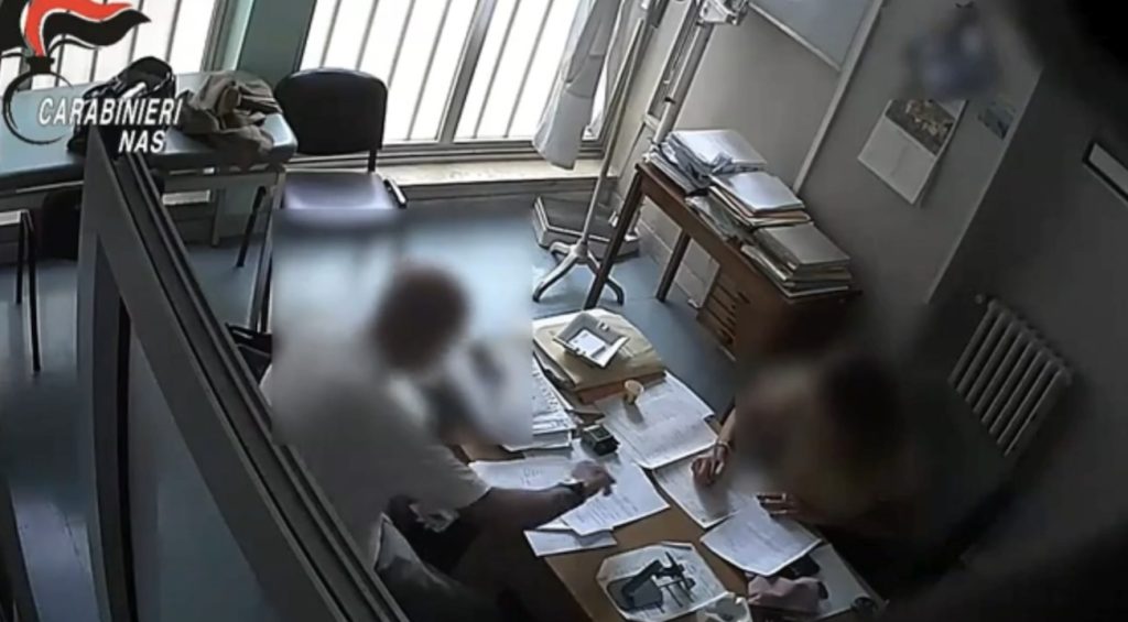 Napoli, la cricca dei certificati falsi: medici, infermieri, imprenditori e dipendenti comunali. TUTTI I NOMI