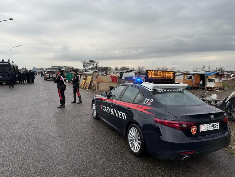 Blitz dei Carabinieri nel campo Rom di Qualiano: controlli su minori, sicurezza e rifiuti