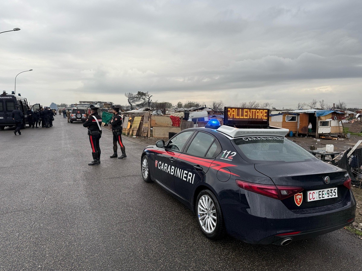Blitz dei Carabinieri nel campo Rom di Qualiano: controlli su minori, sicurezza e rifiuti