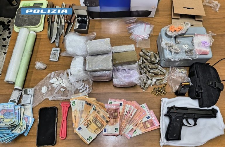 Napoli, blitz alle Case Nuove: arrestato 22enne con 2,5 kg di stupefacenti e armi