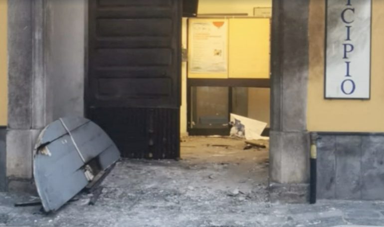 Castel San Giorgio, esplode bomba all’esterno del comune: distrutto il portone