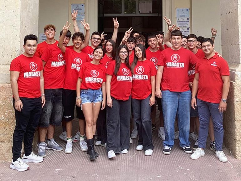 Napoli si unisce alla lotta contro il bullismo: arriva il progetto #BastaParole