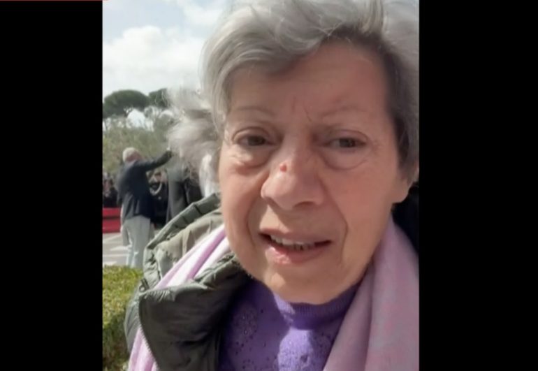 Papa Francesco e il saluto speciale a Carmela Mancuso, la “signora con i fiori gialli”