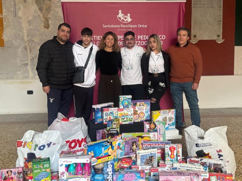 Napoli: consegnati 100 giocattoli alla Fondazione Santobono Pausilipon