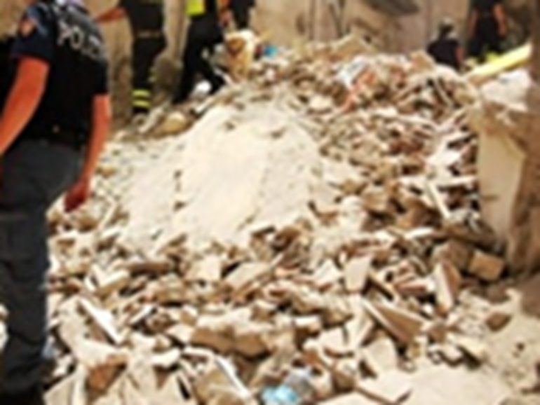 Crolla un palazzo disabitato a Torre del Greco: nessun ferito, verifiche in corso
