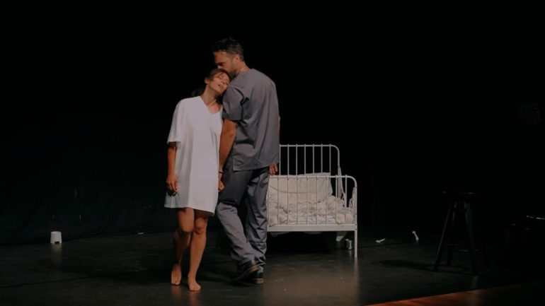 Al Teatro Tram in scena Ad A: un viaggio distopico tra malattia, memoria perduta e amore resiliente