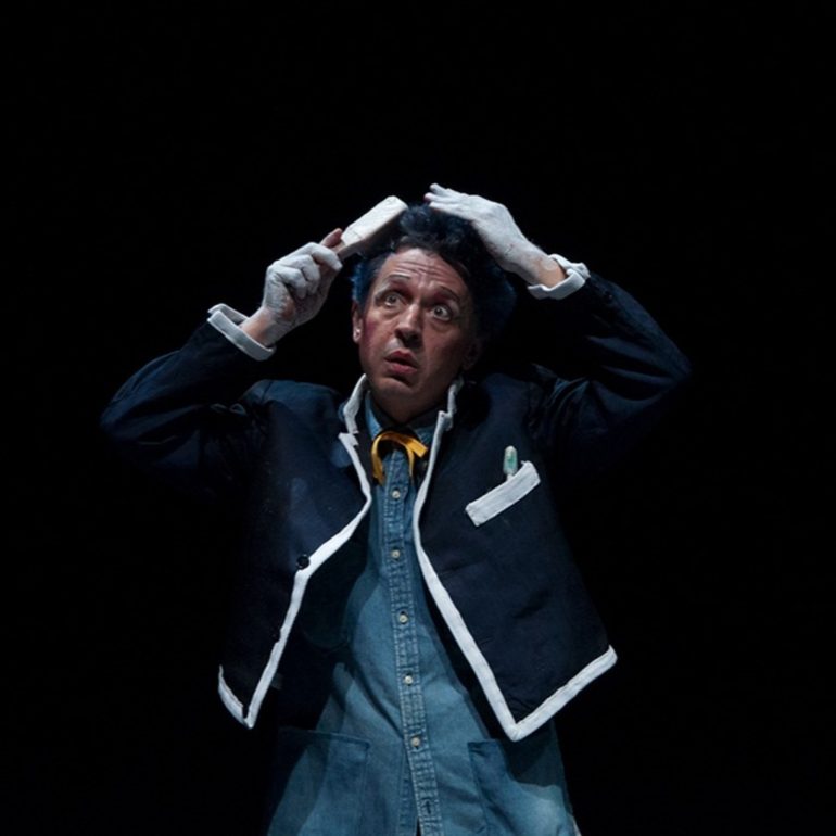 Beckett in scena: il corpo che parla in Primo Amore – Atto senza Parole 1 e 2, regia di Costantino Raimondi