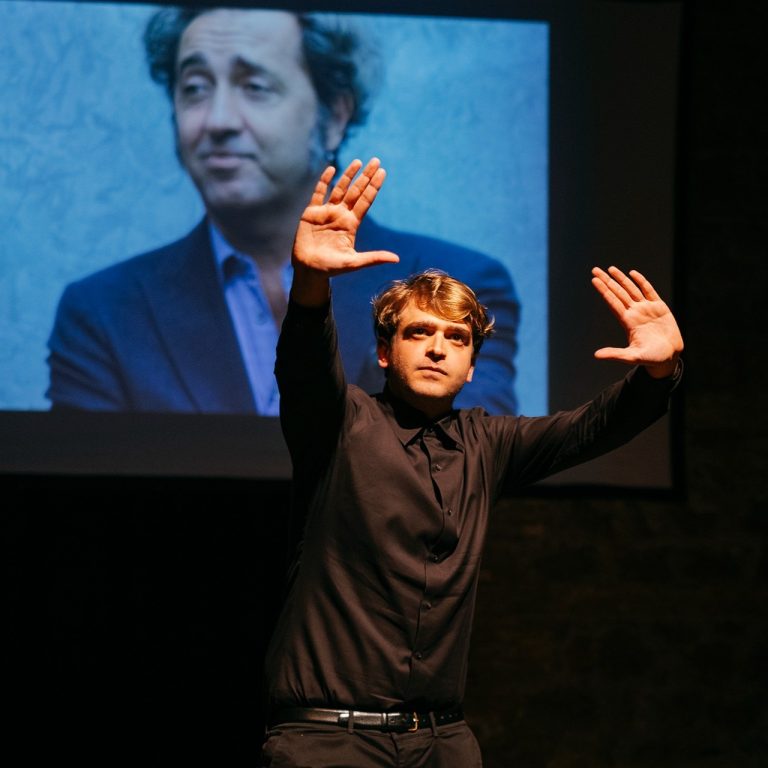 Al Teatro Area Nord debutta “Vieni Voglio Dirti Una Cosa” di Giuseppe Scoditti con omaggio a Paolo Sorrentino