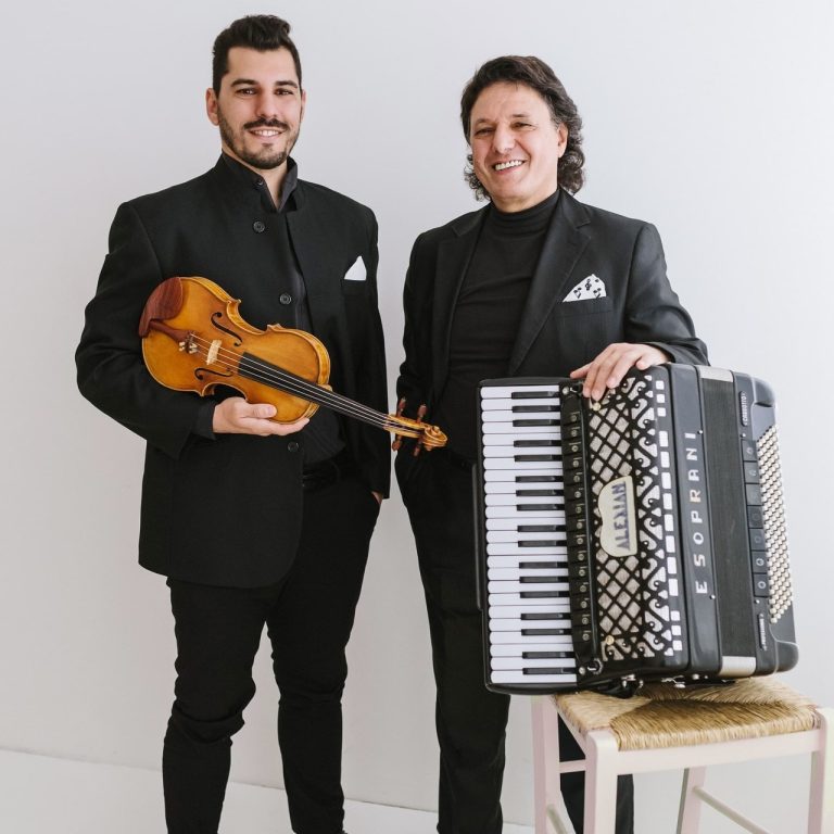 Al Teatro di San Carlo si celebra la Giornata Internazionale dei Rom e Sinti con un Concerto Etnosinfonico