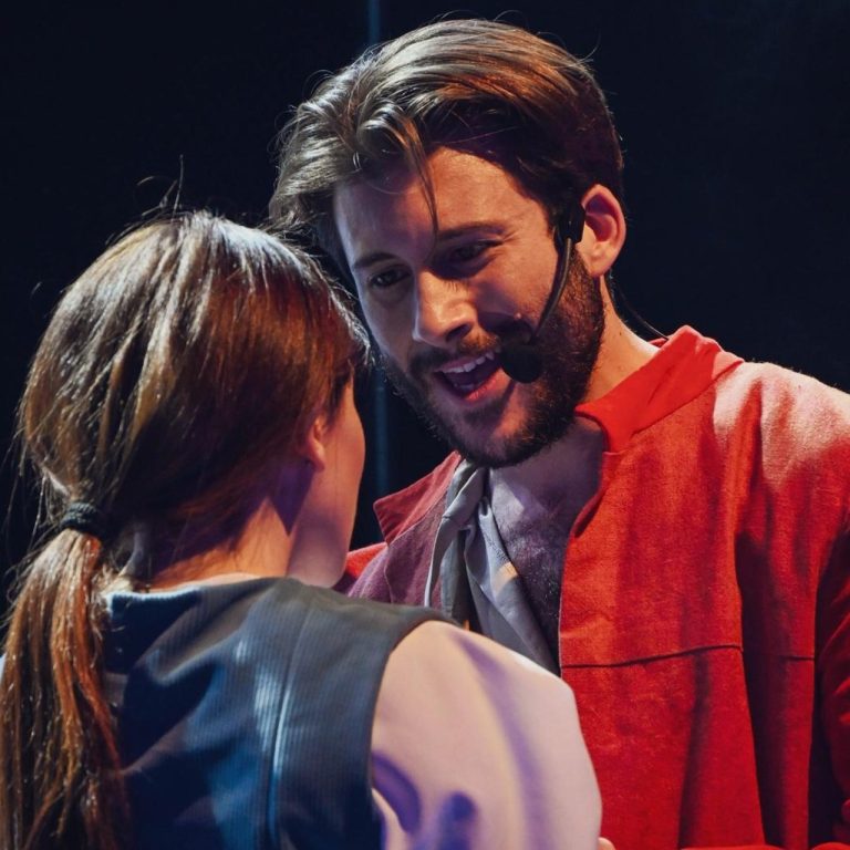 Una reinterpretazione moderna de “I Promessi Sposi” in scena all’Augusteo sotto la direzione di Michele Guardì il 29 marzo