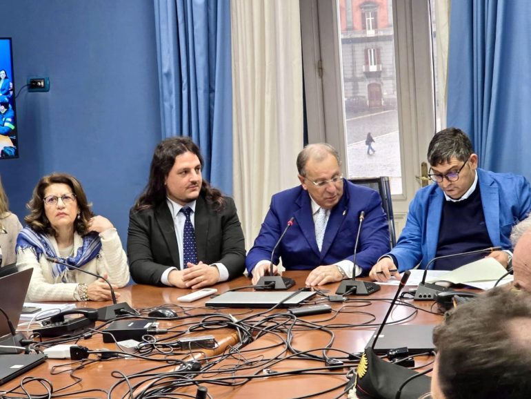 Bacoli, il sindaco: "Niente anidride carbonica nelle nostre scuole"