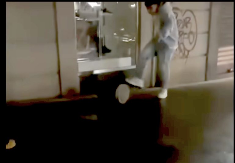 Napoli, baby gang gioca a pallone con un dissuasore in via Toledo a posta video sui social