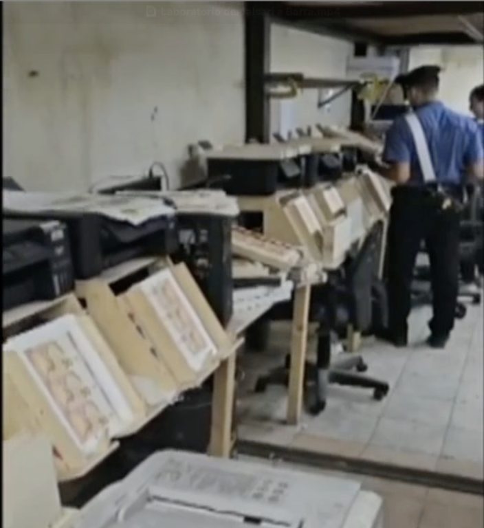 I falsari continuavano a stampare soldi a Barra nel deposito sequestrato