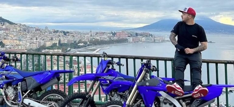 Geolier contro gli haters: “Napoli non trema, Napoli balla”