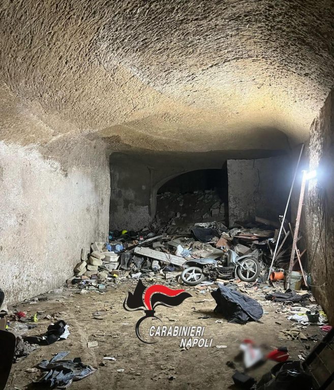 Napoli, nel rione Sanità scoperta una grotta-discarica con mezzi rubati