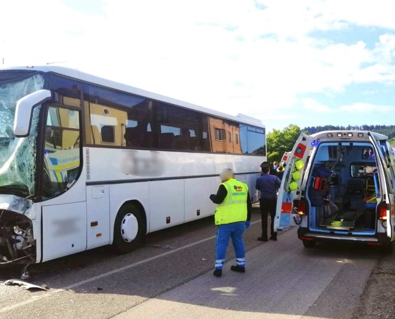 Paura sull’A1: pullman scolastico contro la segnaletica, grave giovane di Caserta